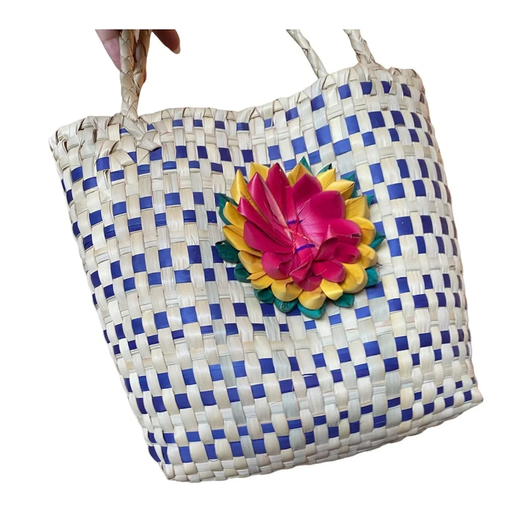 BEAUTIFUL Oaxaca Handmade Straw Tote Purse Made in Mexico with Flower detail - Picture 3 of 10
